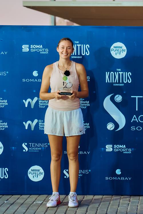 Daria Khomutsianskaya with the trophy at Soma Bay